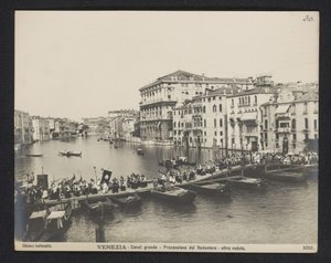 Procissão através de uma ponte pontão no Canal Grande em Veneza durante a Festa del Redentore
Venezia - Canal Grande - Processione del Redentore - altra veduta (título sobre o objecto)
