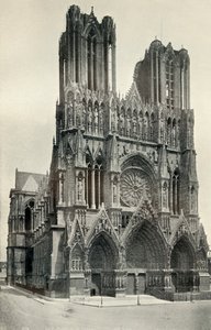 Um grande edifício gótico: a Catedral de Reims, construída nos séculos XIII e XIV, c1930. de Neurdein