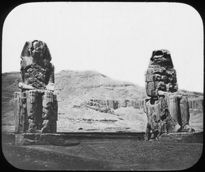 Colossos de Memnon, Luxor Thebes, Egito, c1890 de Newton and Co