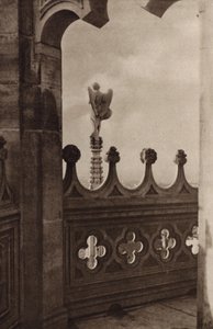 Vislumbre do Duomo, Milão (fotografia a preto e branco)