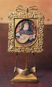 Rainha Elizabeth I tocando alaúde (miniatura, incluindo suporte de latão) (veja também 75751)
