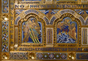 Altar de Verdun feito em ouro e enamaille por Nicolas de Verdun (ca. 1130/50-1205): cenas do Antigo e do Novo Testamento: detalhe retratando a Ascensão de Elias e Moisés recebendo as Távolas da Lei. Século XII Klosterneuburg Viena, Áustria
