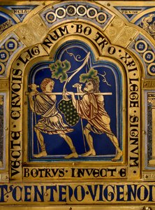 Altar de Verdun feito em ouro e esmalte por Nicolas de Verdun (ca.1130/50-1205): cenas do Antigo e Novo Testamento: detalhe representando o regresso de Josué e Calebe com um enorme cacho de uvas da terra de Canaã (Terra Prometida). Klostern do século XII