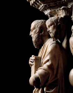 Arte Gótica: Um profeta com um livro, detalhe de relevos de Púlpito de Nicola Pisano