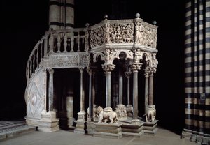 Arte Gótica: púlpito de mármore