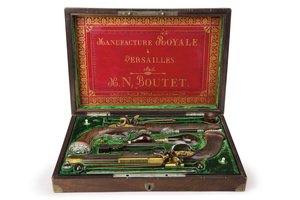 Um par de pistolas de pederneira estriadas montadas em prata, Versalhes, 1825