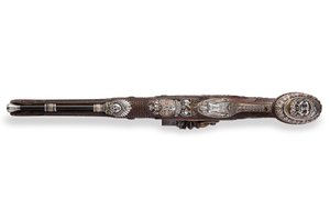 Uma de um par de pistolas de pederneira estriadas montadas em prata, Versalhes, 1825
