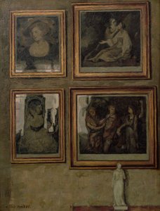 Interior com pinturas e uma estatueta de Niels Holsoe