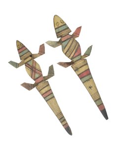 Figuras de crocodilo esculpidas em madeira decoradas com padrões geométricos pintados em vermelho, verde e preto, Hausa People, Kano, Norte da Nigéria (madeira pintada)