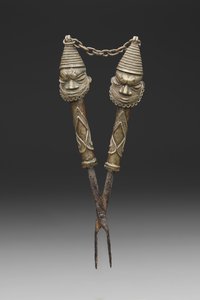 Pinças figuradas para rituais da Sociedade Oshugbo (liga de cobre fundido e ferro)