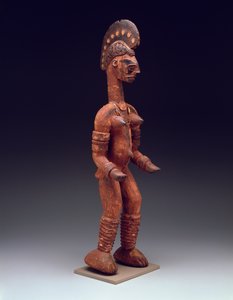 Figura feminina em pé, finais do século XIX ao XX (madeira policromada com metal, fibra e contas)