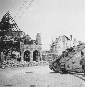 Tanque britânico na frente de edifícios em ruínas, Peronne, França, Primeira Guerra Mundial, c1916-c1918