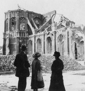 Danos à Igreja de Notre Dame, Armentières, França, Primeira Guerra Mundial, c1914-c1918
