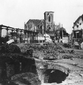 Exterior danificado da Igreja de St Vaast, Armentières, França, Primeira Guerra Mundial, c1914-c1918