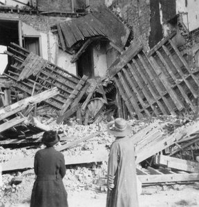 Casa destruída por uma bomba, Armentières, França, Primeira Guerra Mundial, c1914-c1918