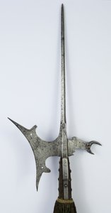 Alabarda com Fluke em forma de garra (ferro gravado e perfurado com madeira restaurada, tecido e latão)
