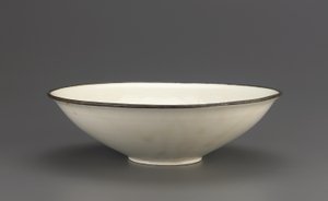Ding ware tigela com decoração de lótus incisa, província de Hebei, 11-início do século XII (cerâmica)