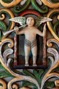 Anjo com trombeta, detalhe do retábulo, igreja Mo I Rana