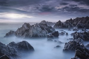 Rocha Oceânica Envolvida em Nevoeiro
