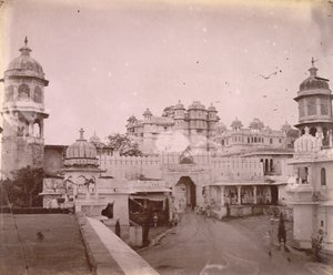 Vista do Palácio da Cidade, com o portão de entrada em primeiro plano, Udaipur de O.S. Baudesson