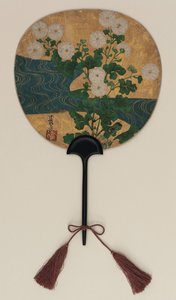 Fã; de um lado Narihira e o peregrino; do outro, crisântemos e um riacho, período Edo, final do século 17 - início do século 18 (tinta, cor e ouro no papel) de Ogata Korin