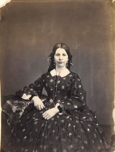 Mulher jovem sentada