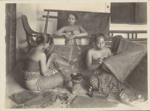 Três mulheres indianas batiked