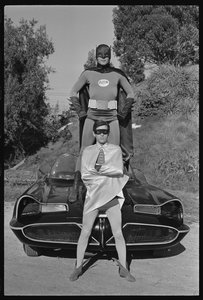 Batman e Robin e Batmobile no cenário da série de TV 