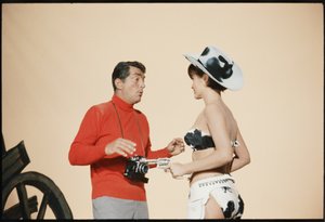 Dean Martin como Matt Helm no set 
