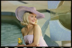 Sessão fotográfica do Hope Lange por piscina de Orlando Suero