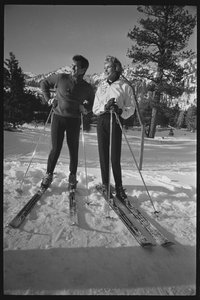 Janet Leigh e Tony Curtis em esquis nos Jogos Olímpicos de Inverno, Squaw Valley, Califórnia de Orlando Suero