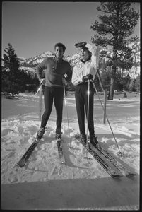 Janet Leigh e Tony Curtis em esquis nos Jogos Olímpicos de Inverno, Squaw Valley, Califórnia de Orlando Suero
