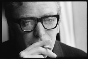 Michael Caine a fumar de Orlando Suero
