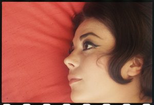 Natalie Wood em casa com a cabeça no travesseiro de Orlando Suero