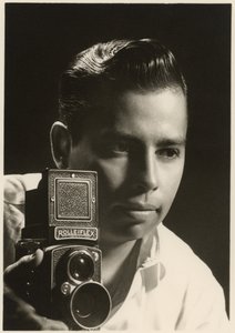 Retrato de Orlando Suero com câmera Rolleiflex, c.1954 (foto a p/b) de Orlando Suero