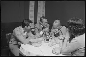 Paul Newman, Mort Sahl e Joanne Woodward a brincar ao jantar de Orlando Suero