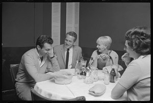 Paul Newman, Mort Sahl e Joanne Woodward a brincar ao jantar de Orlando Suero