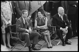 Paul Newman, a Princesa Margaret e Alfred Hitchcock no cenário de "Cortina Rasgada". de Orlando Suero