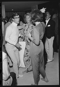 Roddy McDowall, Lauren Bacall, e Shirley MacLaine numa festa em casa de Malibu de Orlando Suero