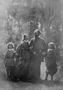 Alfred, Lord Tennyson com sua esposa Emily e dois filhos, Hallam e Lionel, c.1862 (albumen print)