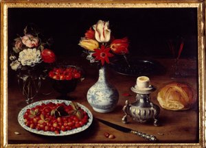 Natureza morta com vaso de flores Bouquets de tulipas e cravos com cerejas, morangos selvagens, ovo cozido (copo de ovo) e pão. Pintura de Osias Beert I ou l