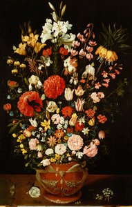 Tulipas, lírios, íris, rosas, cravos, peônias e outras flores em uma urna de terracota esculpida