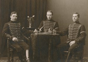 Três jovens cavaleiros uniformizados, Malmö, Suécia, década de 1920 de Otto Ohm