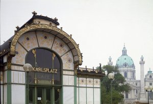 Art Nouveau: vista do pavilhão da estação de metro de Karlsplatz (agora café) feita pelo arquitecto Otto Wagner (1841-1918) (Secessão Vienense) 1894-1899 Viena, Áustria