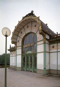 Art Nouveau: vista do pavilhão da estação de metro de Karlsplatz (agora café) feita pelo arquitecto Otto Wagner (1841-1918) (Secessão Vienense) 1894-1899 Viena, Áustria