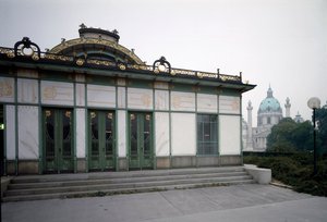 Art Nouveau: vista do pavilhão da estação de metro de Karlsplatz (agora café) feita pelo arquitecto Otto Wagner (1841-1918) (Secessão Vienense) 1894-1899 Viena, Áustria