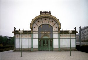 Art Nouveau: vista do pavilhão da estação de metro de Karlsplatz (agora café) feita pelo arquitecto Otto Wagner (1841-1918) (Secessão Vienense) 1894-1899 Viena, Áustria