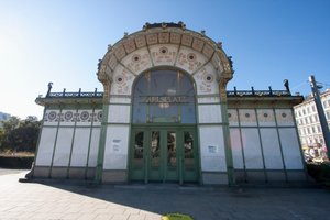 Estação Karlsplatz Stadtbahn projetada por Otto Wagner, Viena (Viena), Áustria