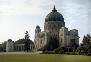 Vista da tumba familiar pelo arquiteto Otto Wagner (1841-1918) (Secessão Vienense). Cemitério de Hietzing, Viena, Áustria de Otto Wagner