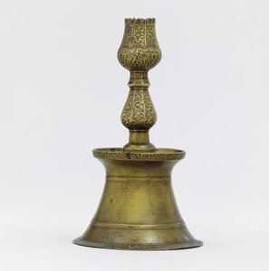 Um castiçal de latão otomano, o pescoço com decoração de arabescos incisos elevando-se em forma de tulipa de Ottoman School